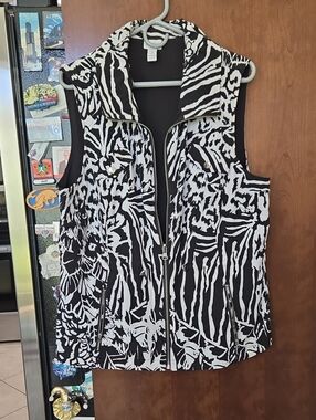 Sleeveless Black & White Printed Zip-Front Vest
